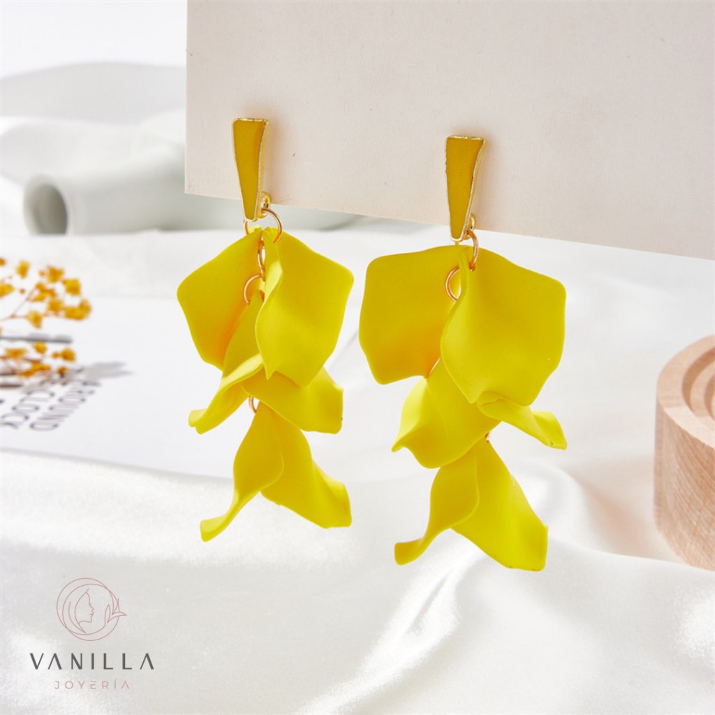 Aretes de pétalos con base triangular